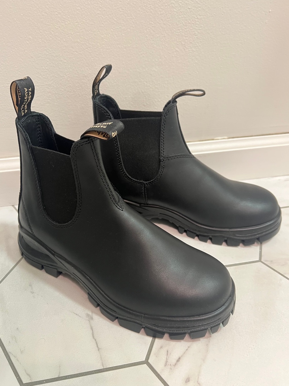 Blundstone 2240 Black Premium Leather Lug Boots Size 10 Womens